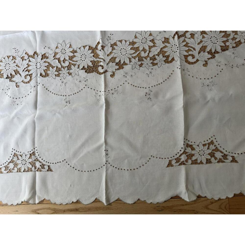 VTG Madeira Style Linen Tablecloth 66x110 Cutwork Floral 4 Napkins Richelieu - Picture 11 of 11